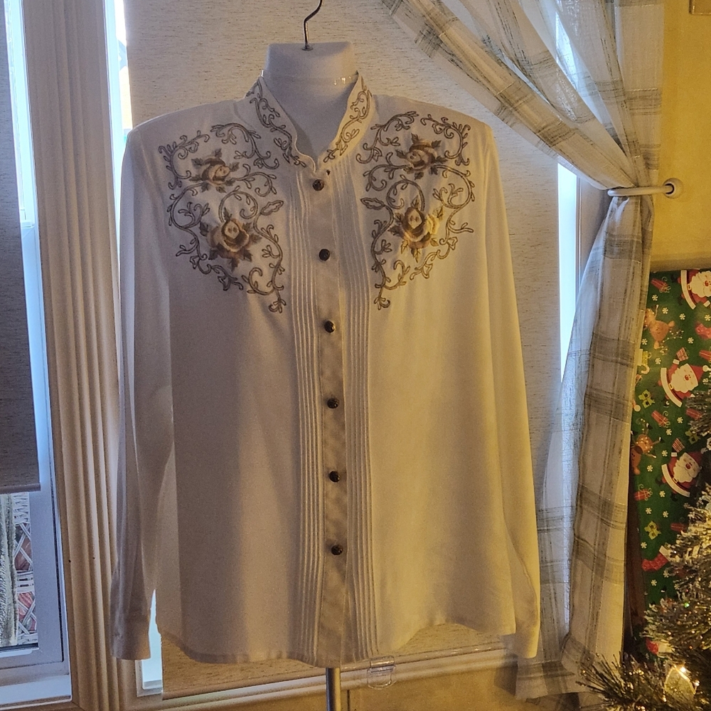 Elegant White Embroidered Blouse - Picture 6 of 6